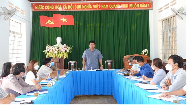 Đoàn công tác của UBND huyện làm việc với xã Ea H’Leo